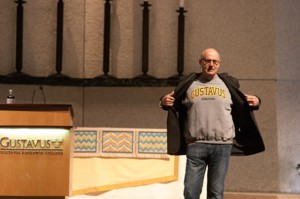  Jeffrey tambor made a splash dur- ing his speech and bonded with Gusta- vus students.