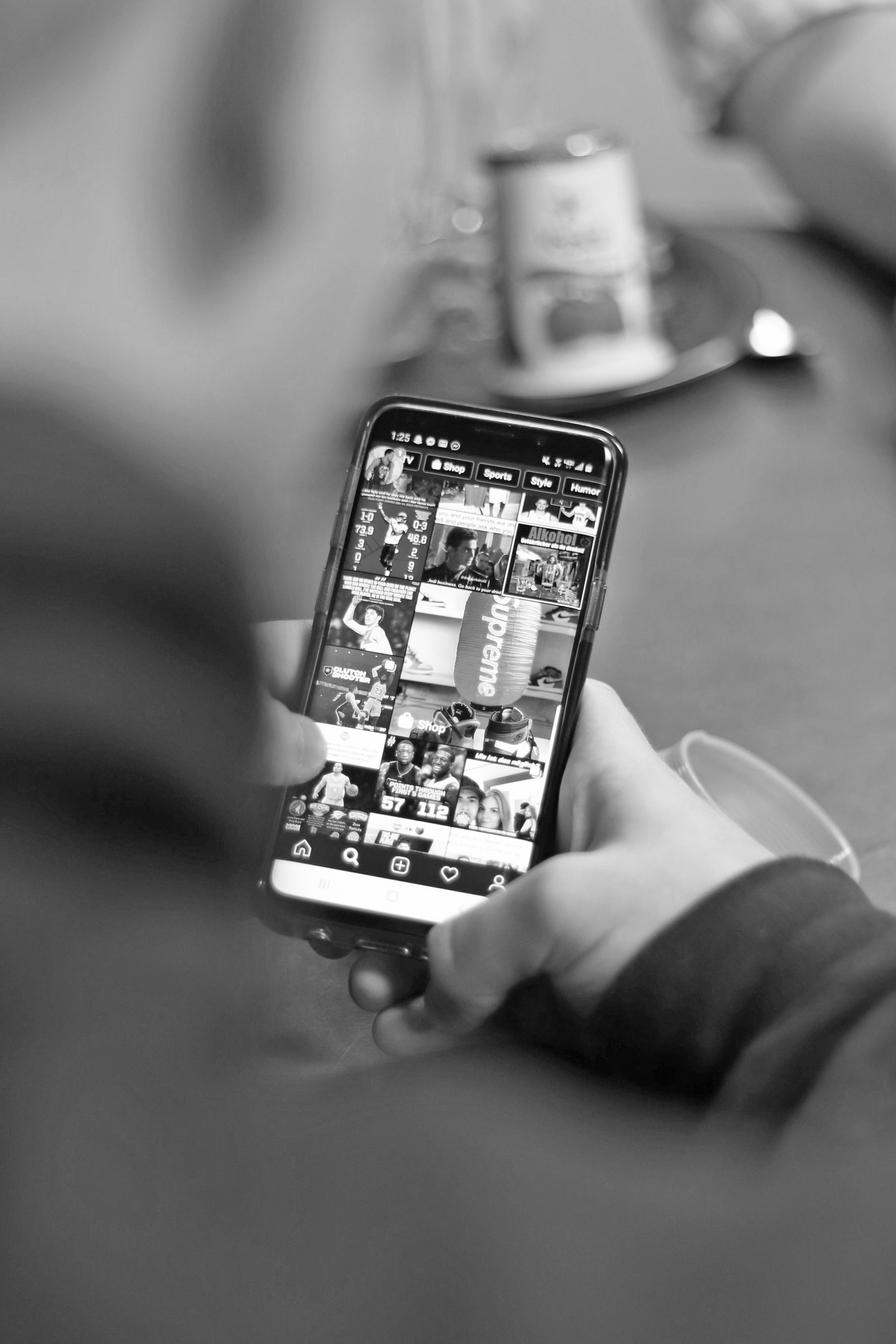 In the Caf, it is not an uncommon sight to see many students on their smartphones.